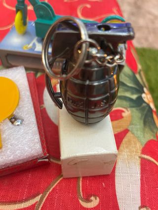 Vari accendini in scatola