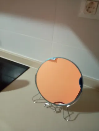 Espejo de baño plateado con soporte