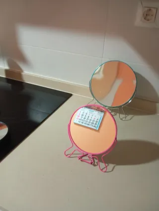 Espejo de baño plateado con soporte