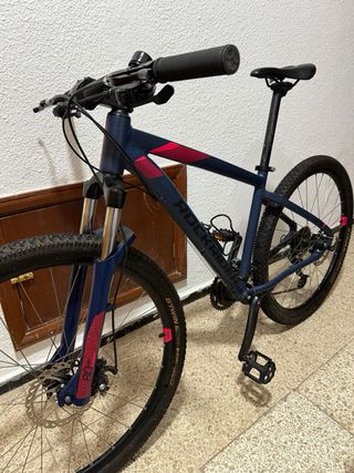 Bicicleta Rockrider ST120 con Casco a juego.