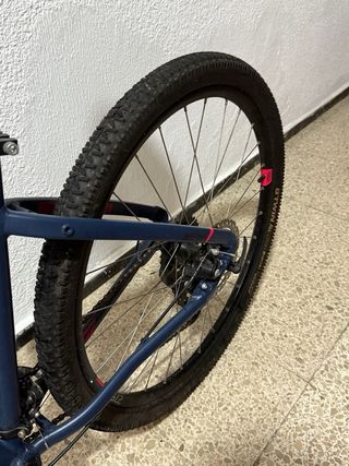 Bicicleta Rockrider ST120 con Casco a juego.