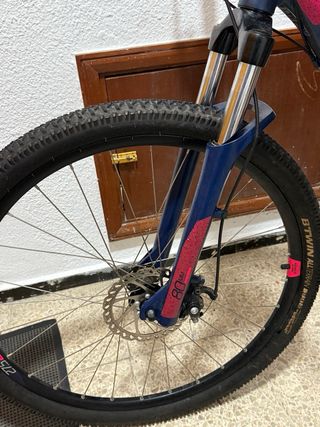 Bicicleta Rockrider ST120 con Casco a juego.