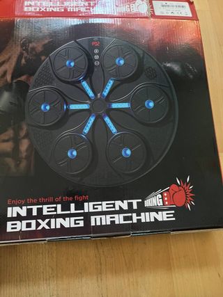 Entrenador de boxeo con pantalla digital y guantes