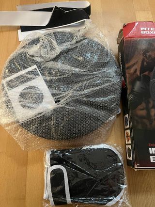 Entrenador de boxeo con pantalla digital y guantes