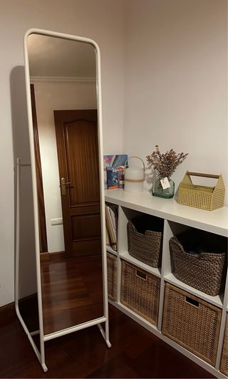 Espejo de pie blanco