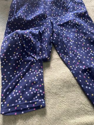 Pijama azul con estrellas multicolor