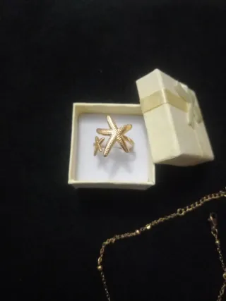 Anillo y tobillera con estrellas doradas