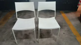 2 Sillas Blancas de Plástico