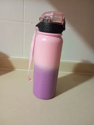 Botella de agua metálica morada y plateadas y rosa