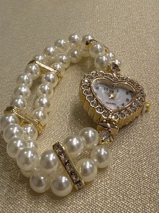 Reloj de pulsera con perlas y corazón