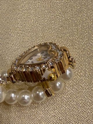 Reloj de pulsera con perlas y corazón