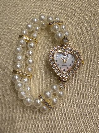 Reloj de pulsera con perlas y corazón