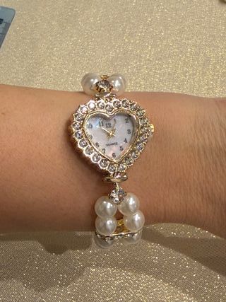 Reloj de pulsera con perlas y corazón