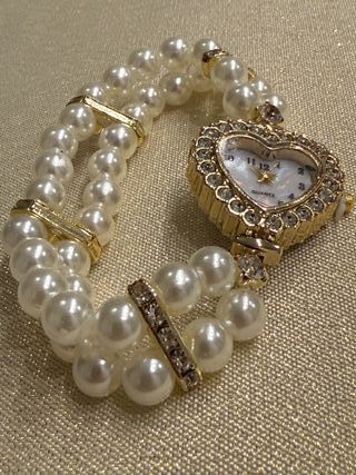 Reloj de pulsera con perlas y corazón