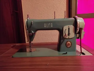 Máquina de coser Alfa con mueble