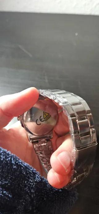 Reloj plateado con esfera blanca