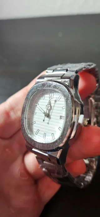 Reloj plateado con esfera blanca