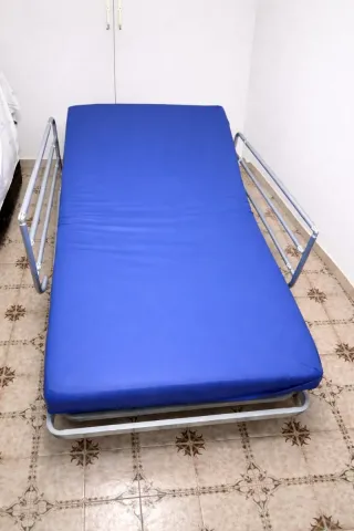 Cama articulada colchón y barandillas/en Cartagena