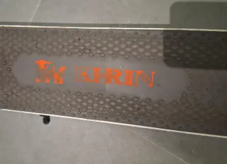 Patinete eléctrico KUGOO con casco