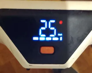 Patinete eléctrico KUGOO con casco