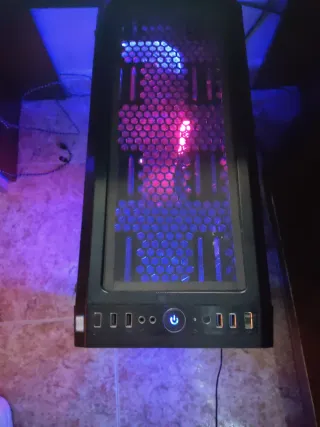PC Gamer con luces RGB