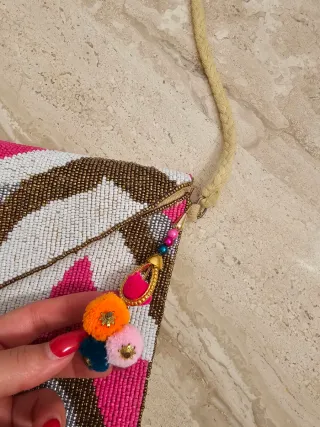 Bolso de mano con flecos y pedrería