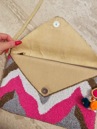 Bolso de mano con flecos y pedrería