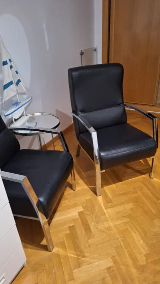2 Butacas polipiel negro con estructura metálica