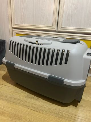 Transportín para mascotas gris y negro.