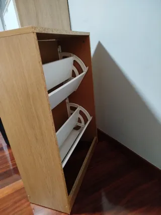 Zapatero de madera marrón