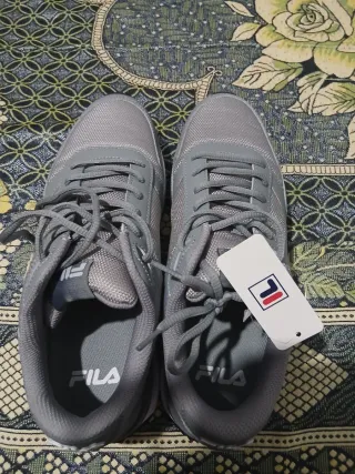 Zapatillas Fila grises y blancas