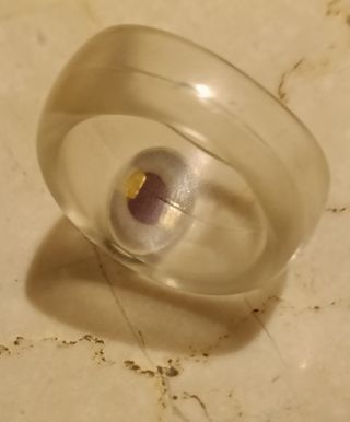 Anello plastica con rubino rosso