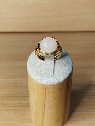 Anello dorato in acciaio con pietra rosa antico