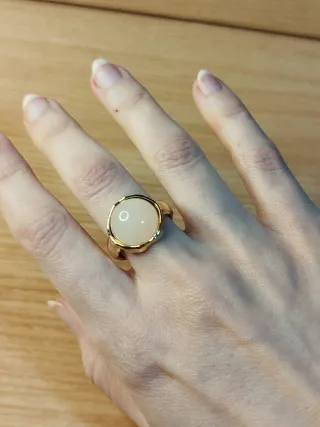 Anello dorato in acciaio con pietra rosa antico