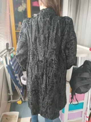 Abrigo largo negro de piel de astracán