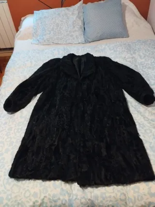 Abrigo largo negro de piel de astracán