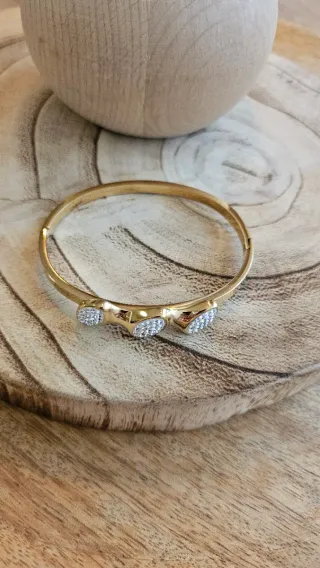 Pulsera dorada con detalles plateados