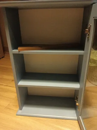 Vitrina de madera y cristal gris