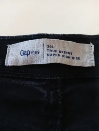 Pantalones vaqueros negros ajustados