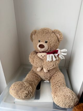 Orsetto peluche con sciarpa rossa e mini-orsetto