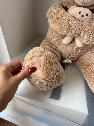 Orsetto peluche con sciarpa rossa e mini-orsetto