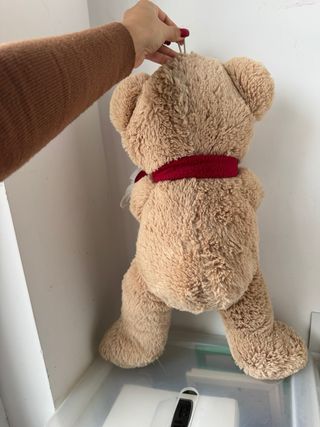 Orsetto peluche con sciarpa rossa e mini-orsetto