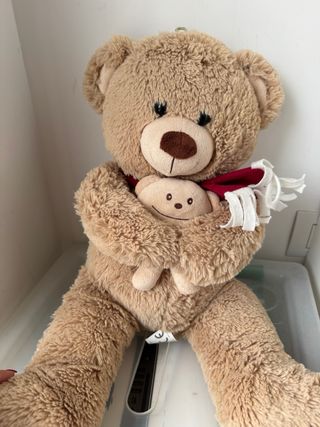 Orsetto peluche con sciarpa rossa e mini-orsetto