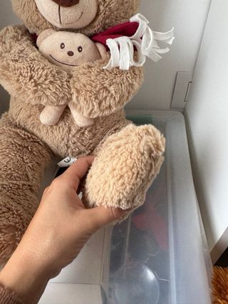 Orsetto peluche con sciarpa rossa e mini-orsetto