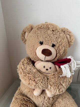 Orsetto peluche con sciarpa rossa e mini-orsetto