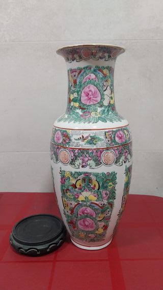 Jarrón de porcelana decorado