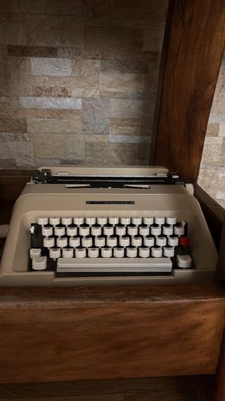 Macchina da scrivere Olivetti Lettera 35
