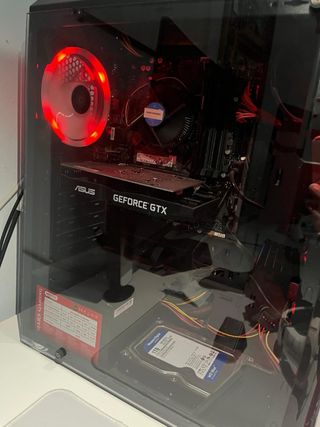 PC Gaming ASUS con luces LED rojas