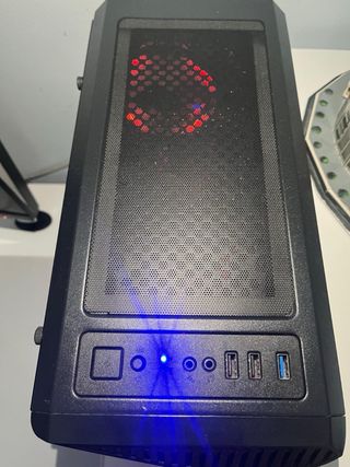 PC Gaming ASUS con luces LED rojas