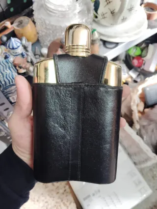 Botellón de cuero genuino dorado